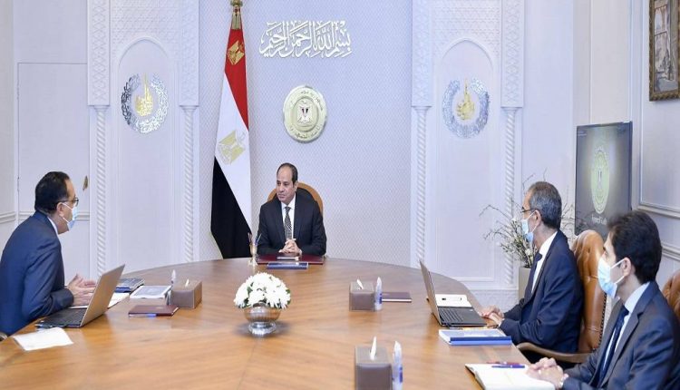 جانب من اجتماع السيسي مع رئيس الوزراء ووزير الاتصالات