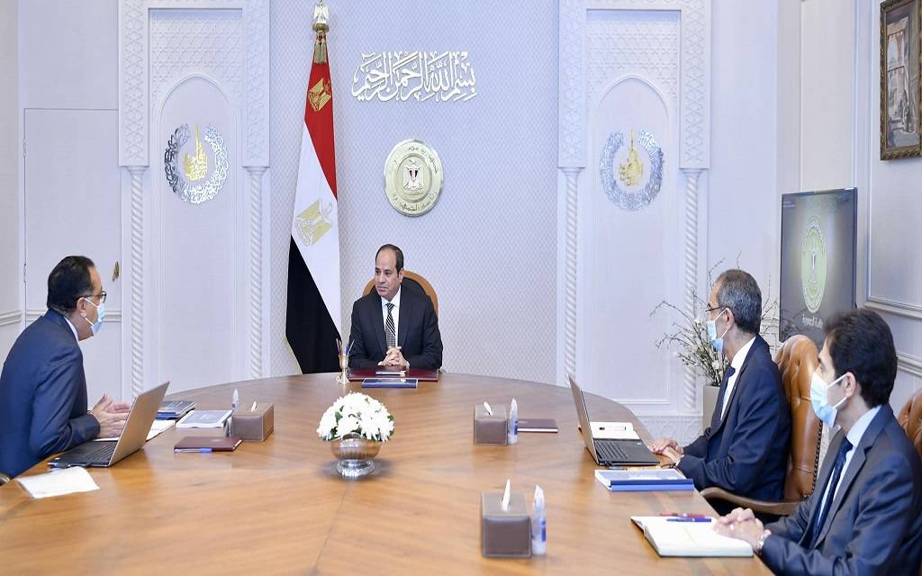 جانب من اجتماع السيسي مع رئيس الوزراء ووزير الاتصالات