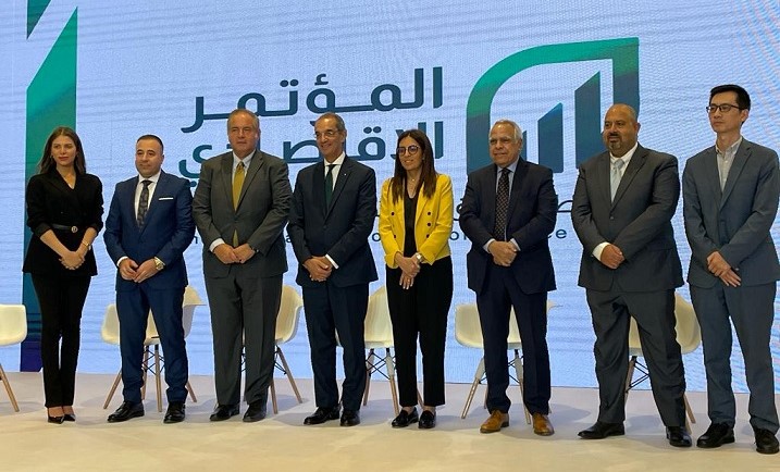 الدكتور عمرو طلعت وزير الاتصالات يتوسط المشاركين بالجلسة