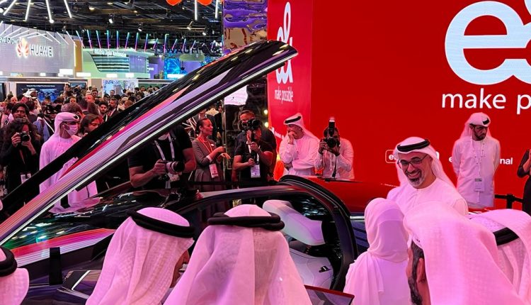 خالد بن محمد بن زايد يتفقد معرض جيتكس