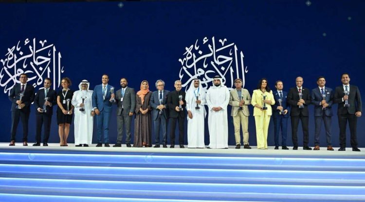صورة جماعية للفائزين بالجوائز