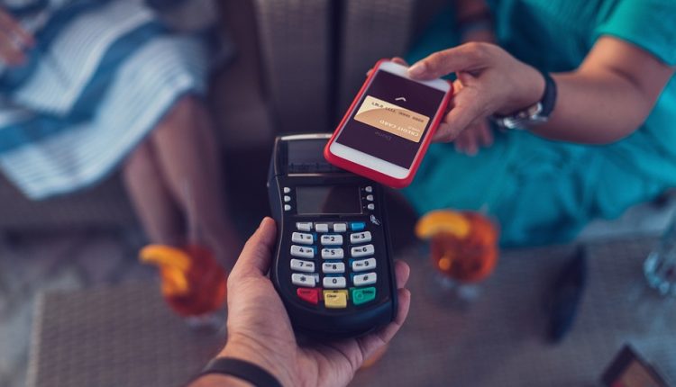 بطاقات الدفع على تطبيقات الأجهزة الإلكترونية
