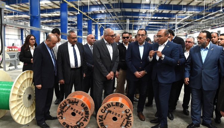 رئيس الوزراء يتفقد مصنع بنية