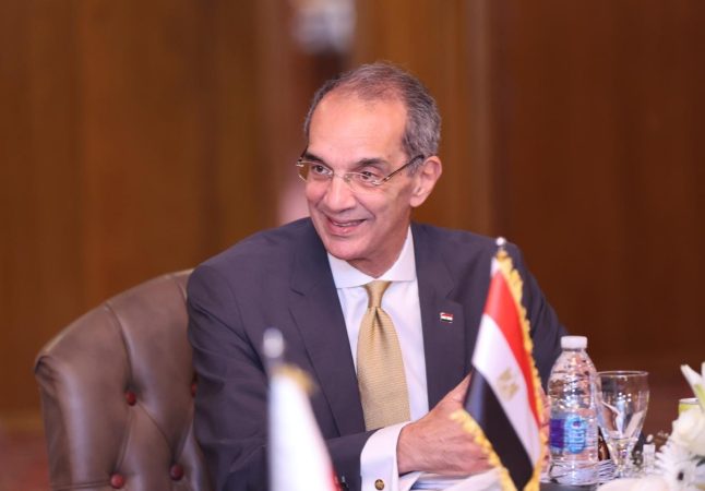 الدكتور عمرو طلعت وزير الاتصالات
