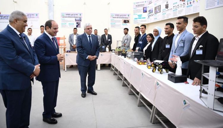 الرئيس السيسي خلال جولة تفقدية لجامعة برج العرب