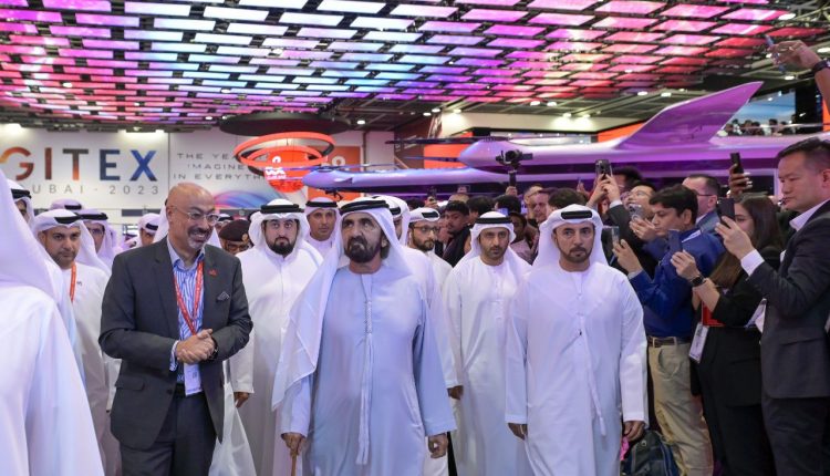الشيخ محمد بن راشد في زيارة لجناج &e في معرض جيتكس 2023