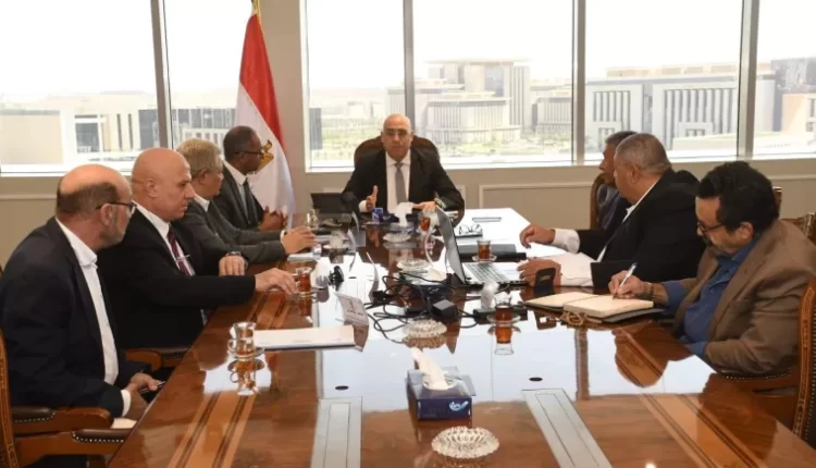 وزير الإسكان خلال الاجتماع