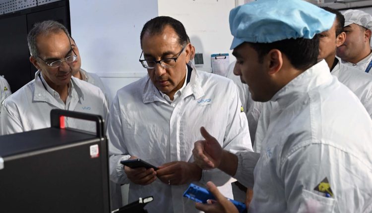 جانب من زيارة رئيس الوزراء ووزير الاتصالات لمصنع فيفو