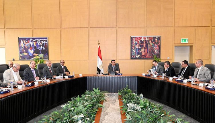 أول اجتماع لوزير الإسكان الجديد  