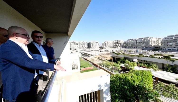 وزير الإسكان يتفقد مشروع آي سيتي