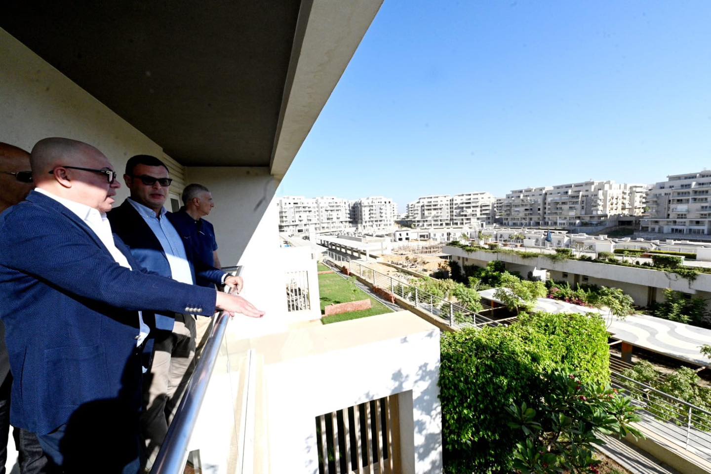 وزير الإسكان يتفقد مشروع آي سيتي