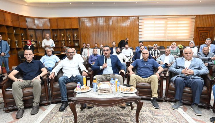 وزير الإسكان خلال متابعته لسير العمل بالمدن الجديدة غرب القاهرة
