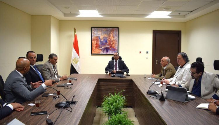 نائب وزير الإسكان ومسئولي شركات عالمية