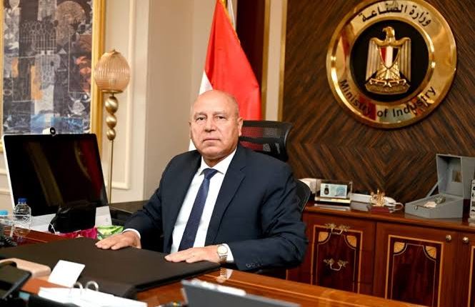 كامل الوزير وزير الصناعة