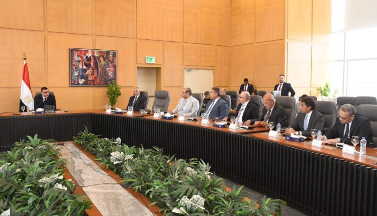 وزير الإسكان يلتقي مجموعة من المطورين