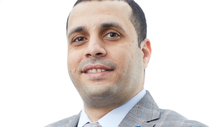 أحمد كمال مدير المبيعات بشركة المنارة