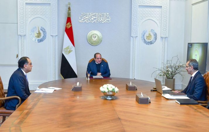 اجتماع الرئيس السيسي برئيس الوزراء ووزير الاتصالات