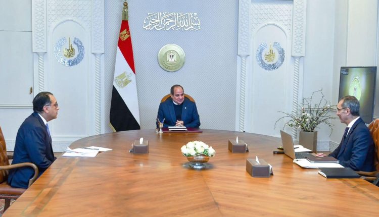 اجتماع الرئيس السيسي برئيس الوزراء ووزير الاتصالات