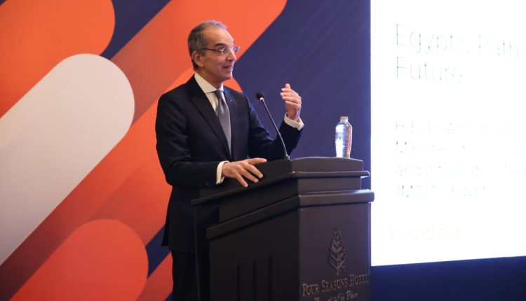 الدكتور عمرو طلعت وزير الاتصالات وتكنولوجيا المعلومات