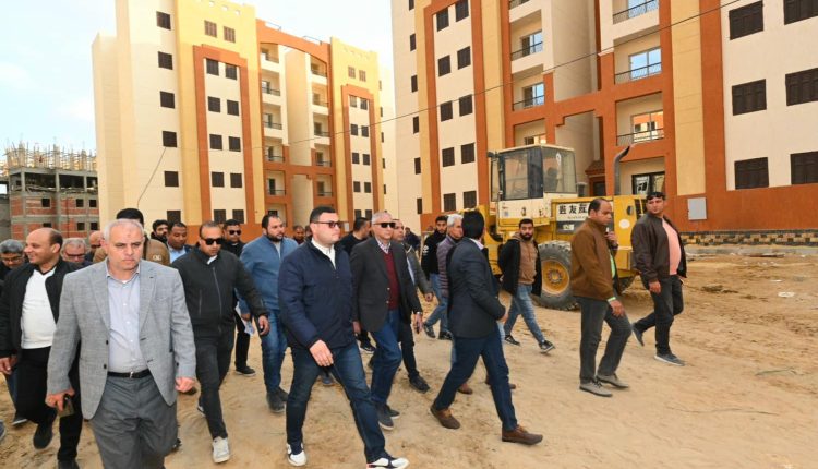 وزير الإسكان يتابع تسليم الوحدات
