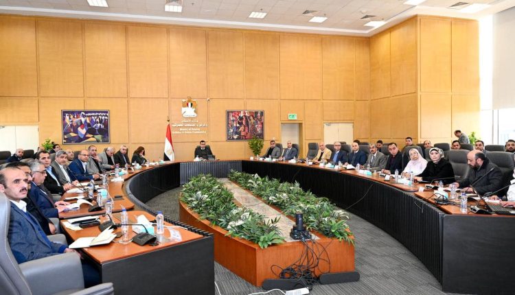 وزير الإسكان يتابع موقف تنفيذ وحدات سكن لكل المصريين