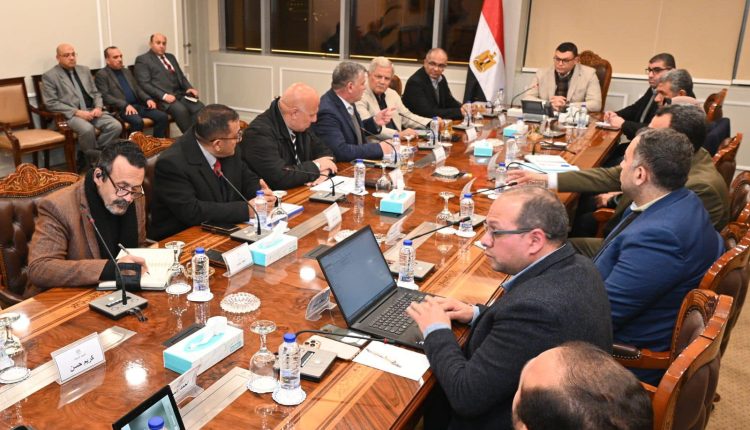 وزير الإسكان يتابع مشروعات مبادرة حياة كريمة