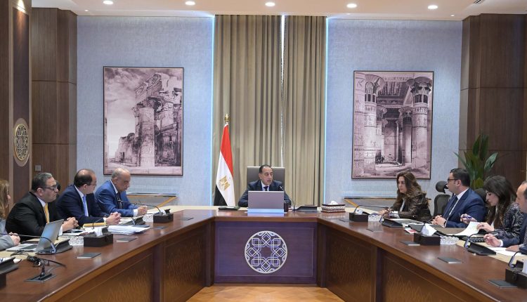 اجتماع رئيس الوزراء ومسئولو الإسكان 