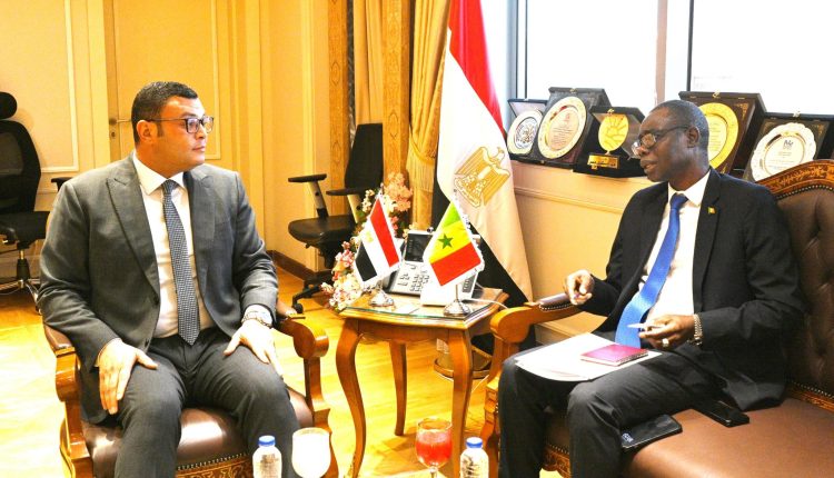 وزير الإسكان يستقبل سفير جمهورية السنغال في القاهرة