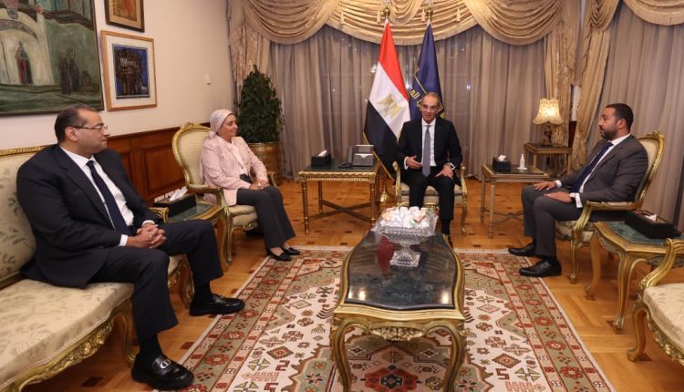 وزير الاتصالات يلتقي قيادات المصرية للاتصالات