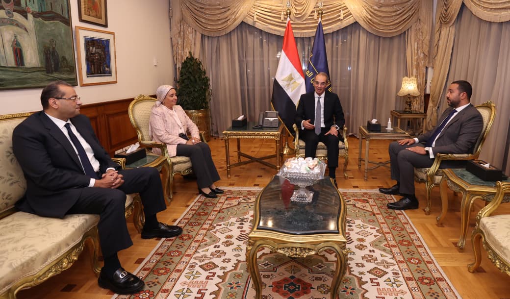 وزير الاتصالات يلتقي قيادات المصرية للاتصالات
