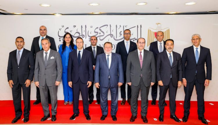حسن عبد الله يتوسط أعضاء الصندوق