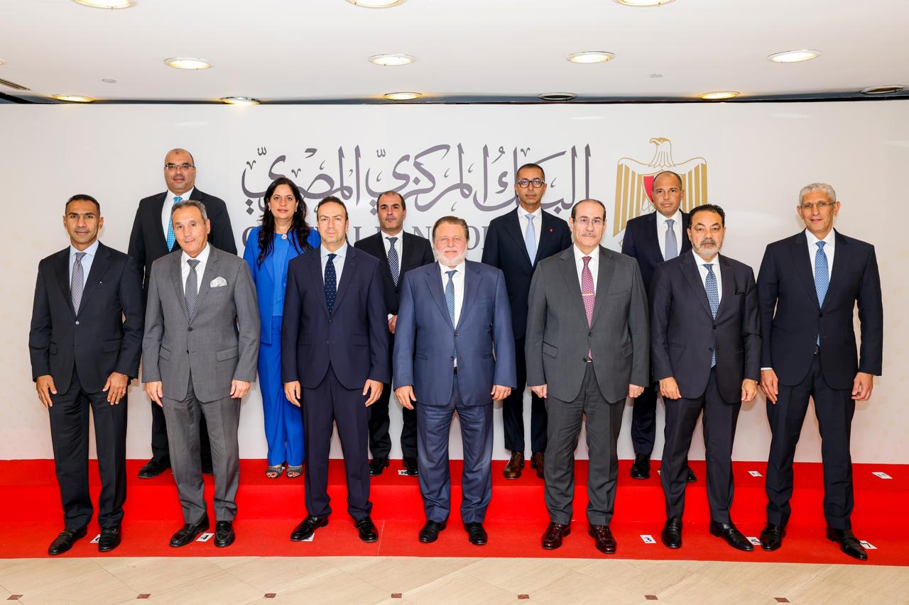حسن عبد الله يتوسط أعضاء الصندوق