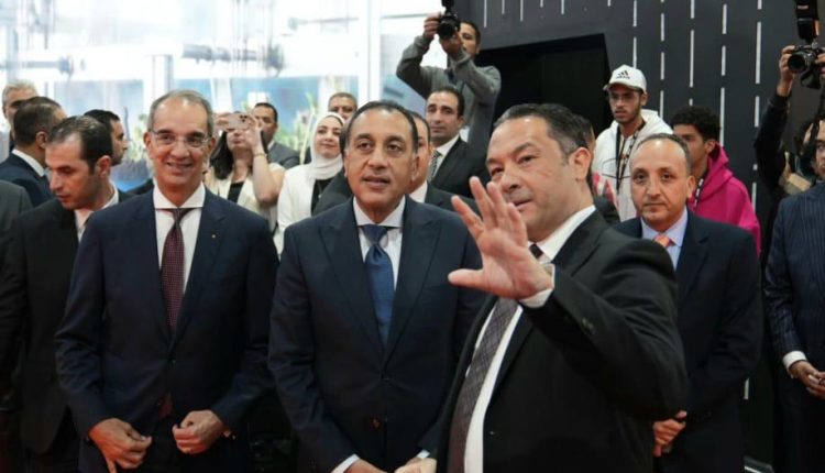 رئيس الوزراء ووزير الاتصالات يتفقدان جناح اورنج مصر