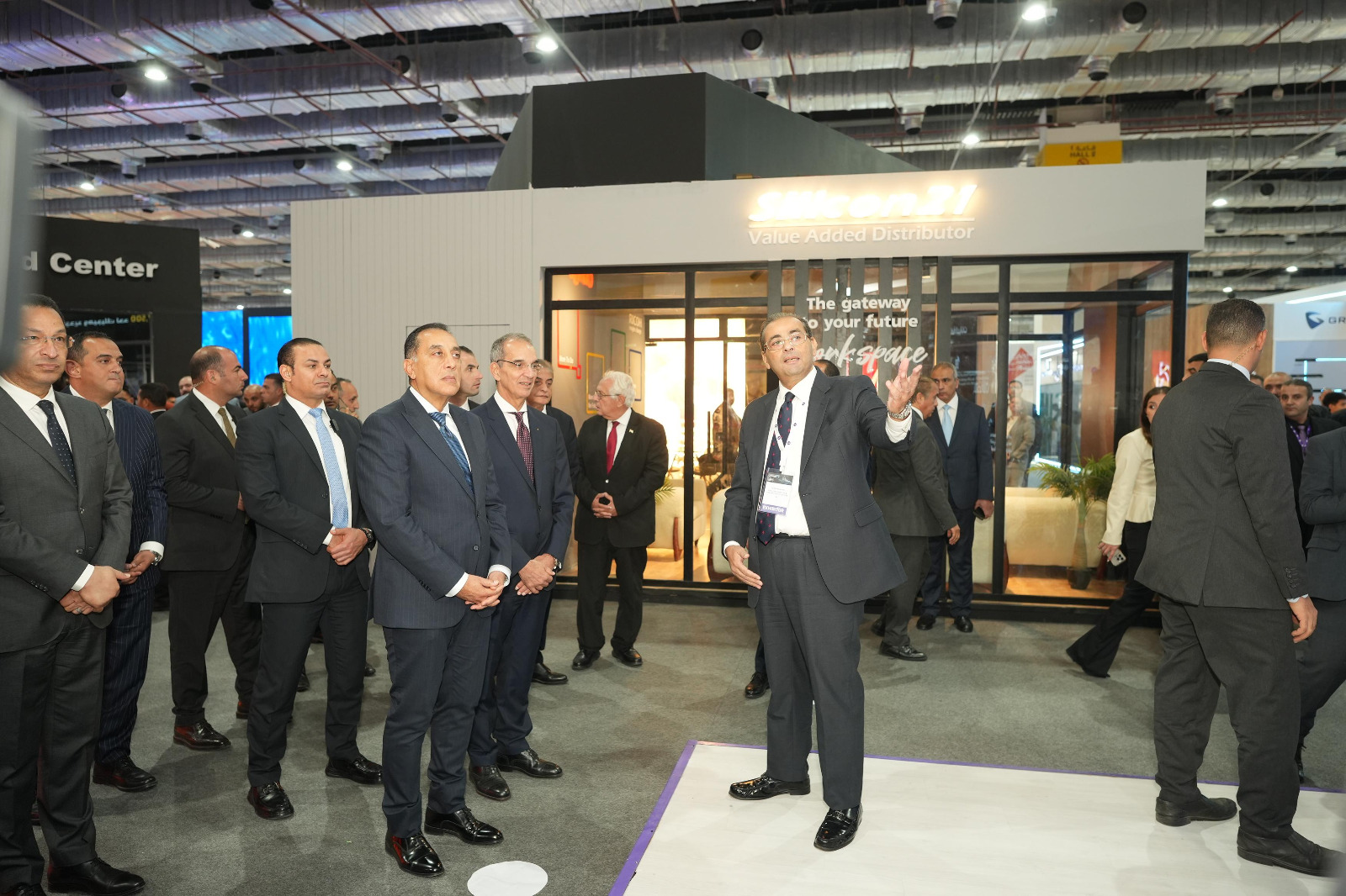 رئيس الوزراء يتفقد جناح المصرية للاتصالات