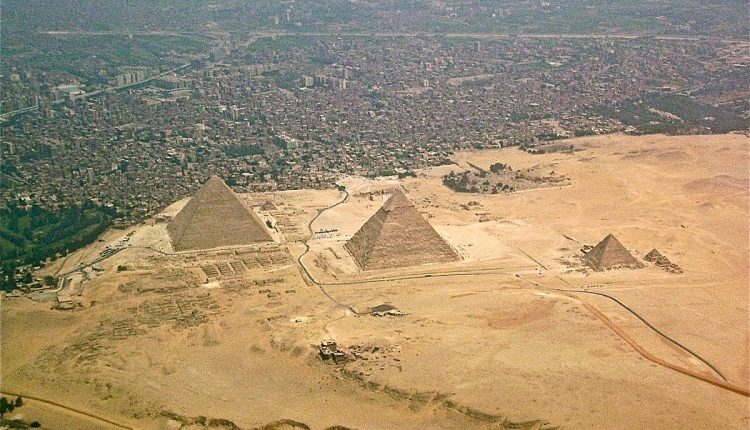 المناطق المحيطة بالأهرامات